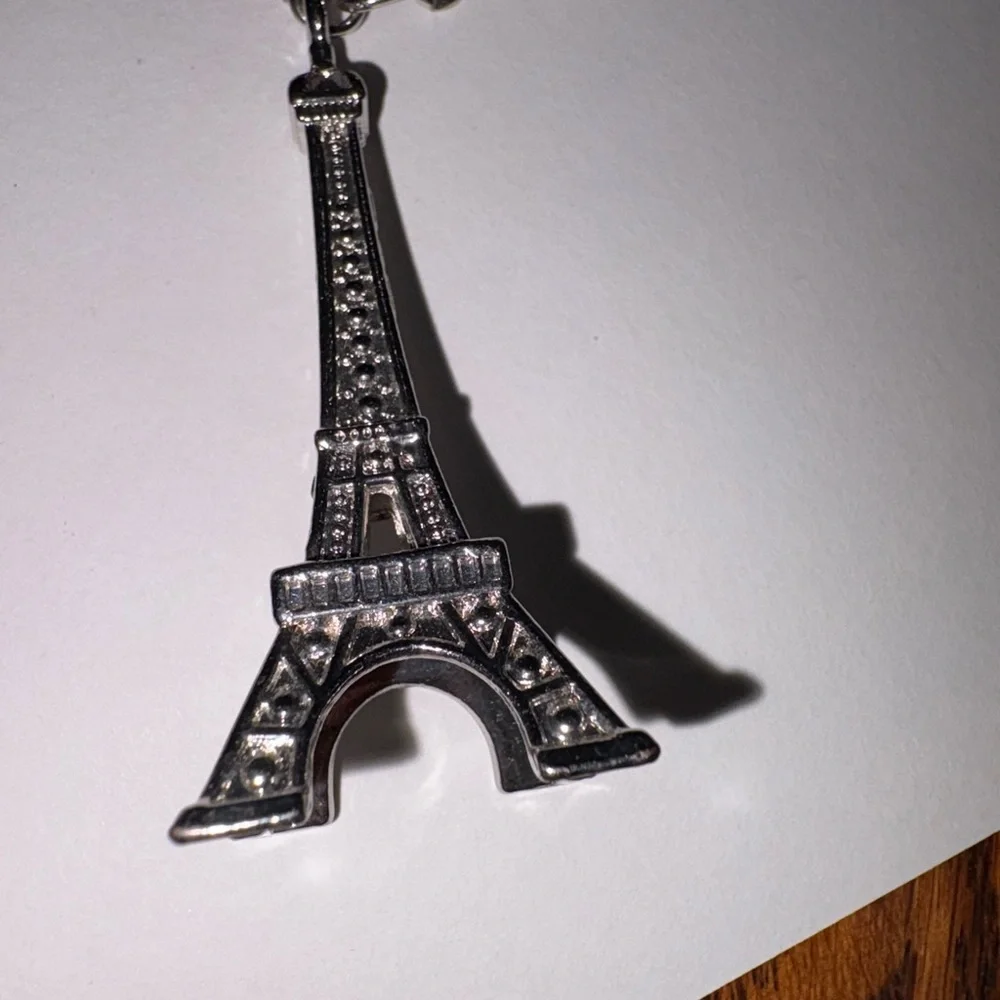 NWT PARIS EIFFEL TOWER KEY CHAIN WITH LADY BUG CHARMS. LOOK AT PICS OF TOWER